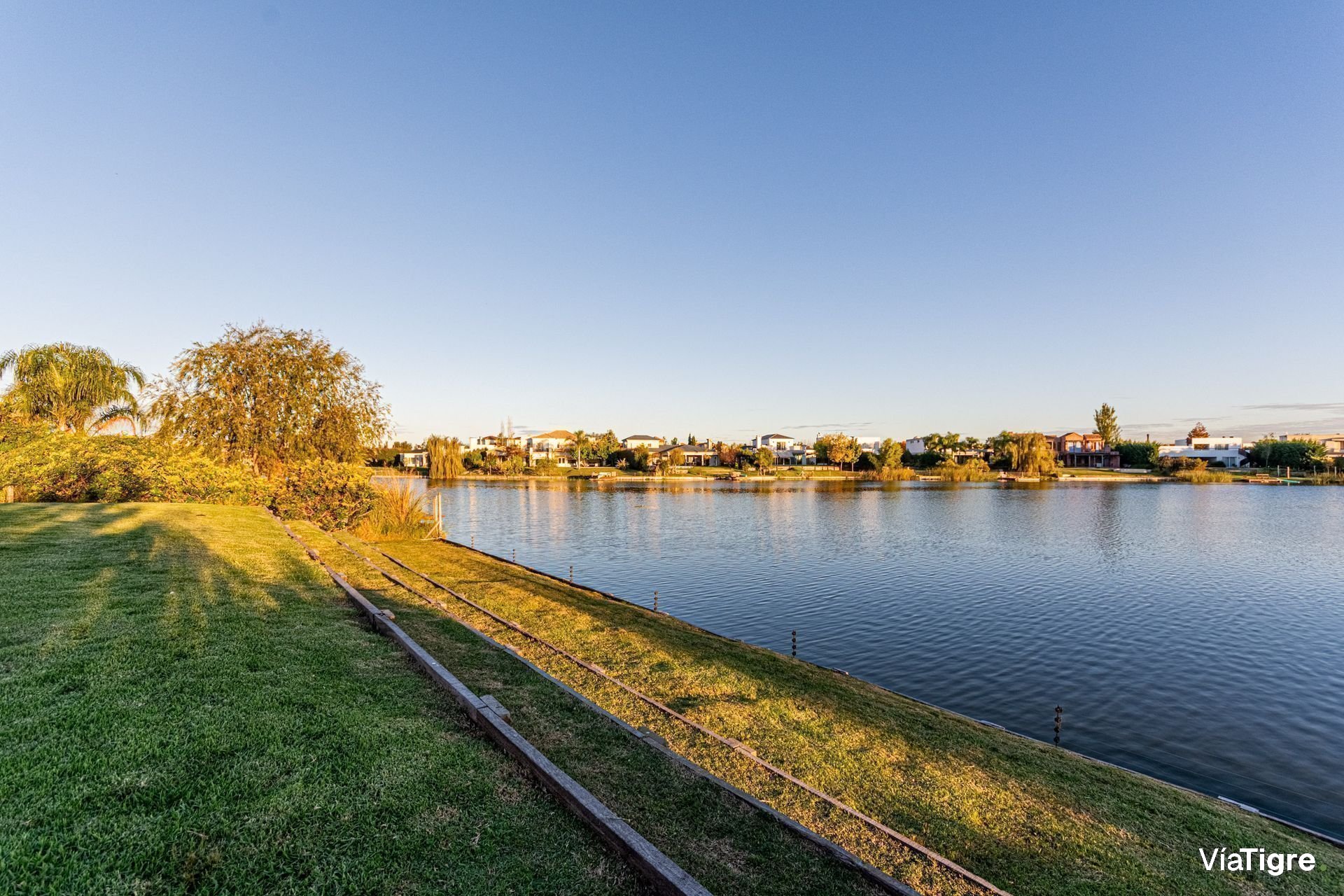 Venta Casa A La Laguna En San Benito Con Piscina