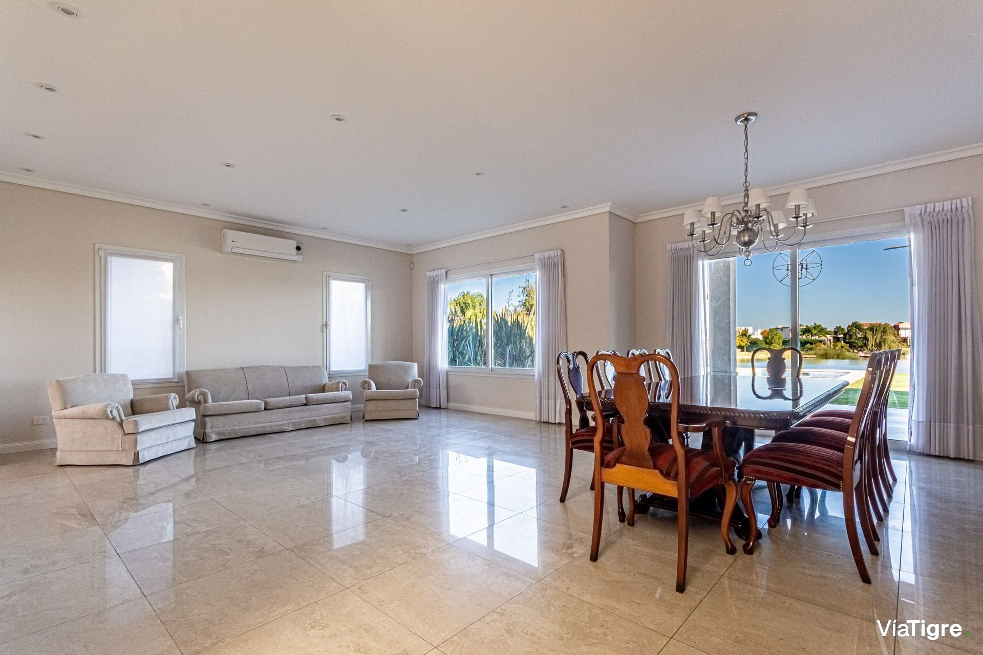 Venta Casa A La Laguna En San Benito Con Piscina