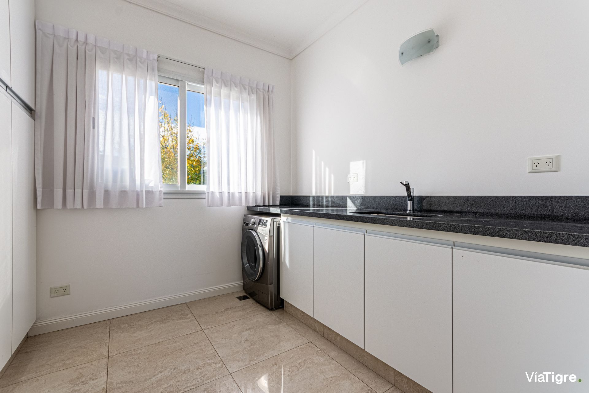 Venta Casa A La Laguna En San Benito Con Piscina