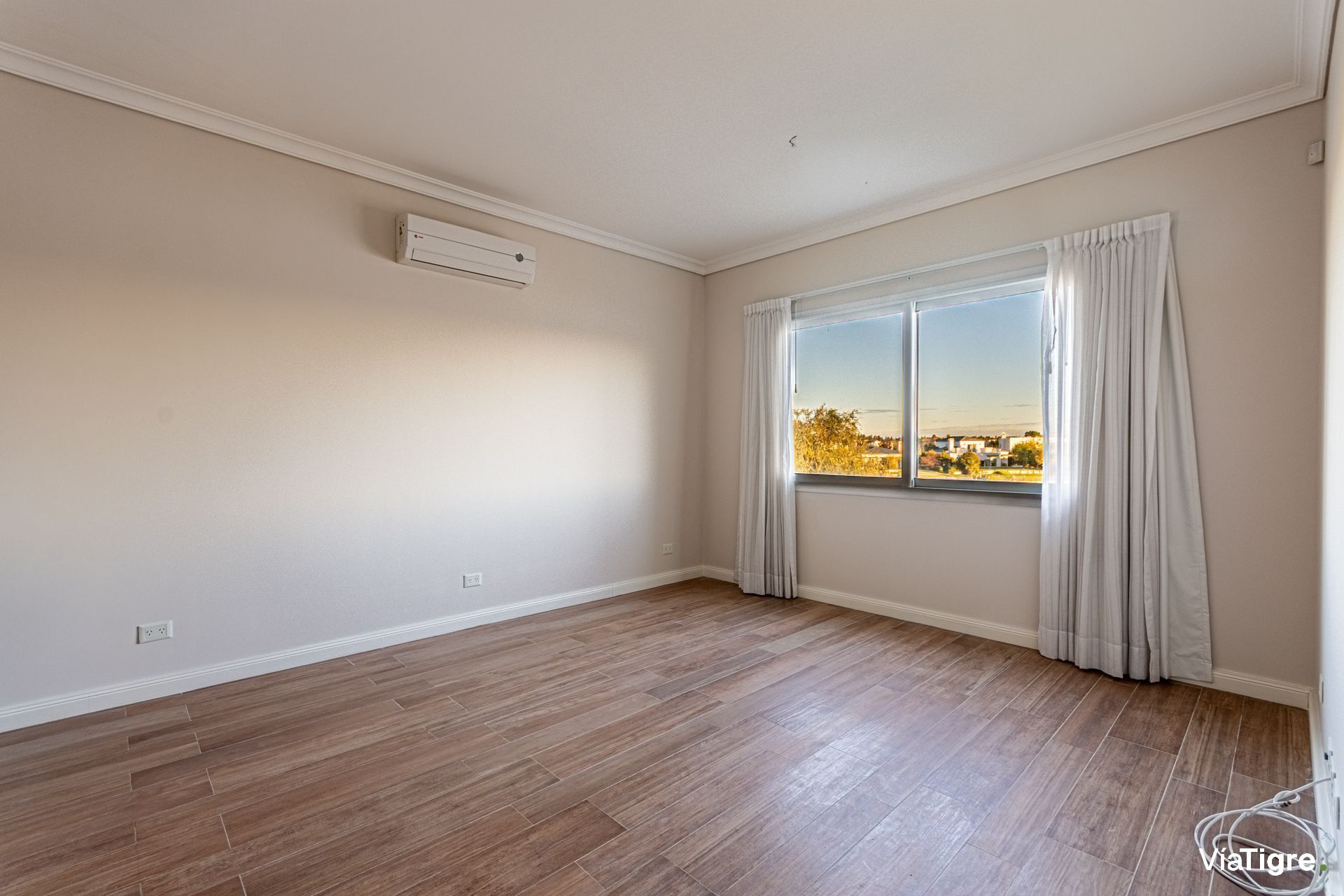 Venta Casa A La Laguna En San Benito Con Piscina