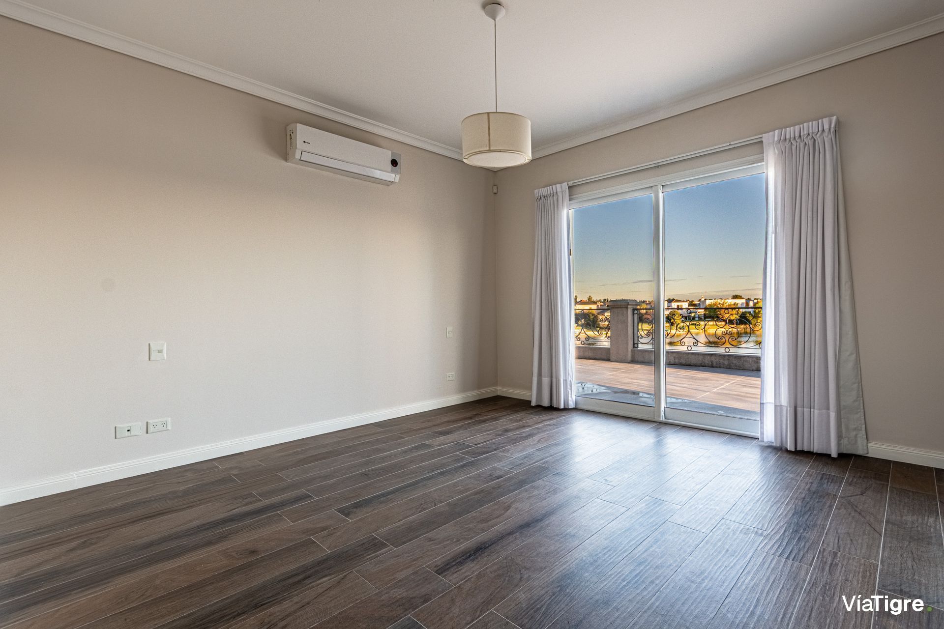 Venta Casa A La Laguna En San Benito Con Piscina