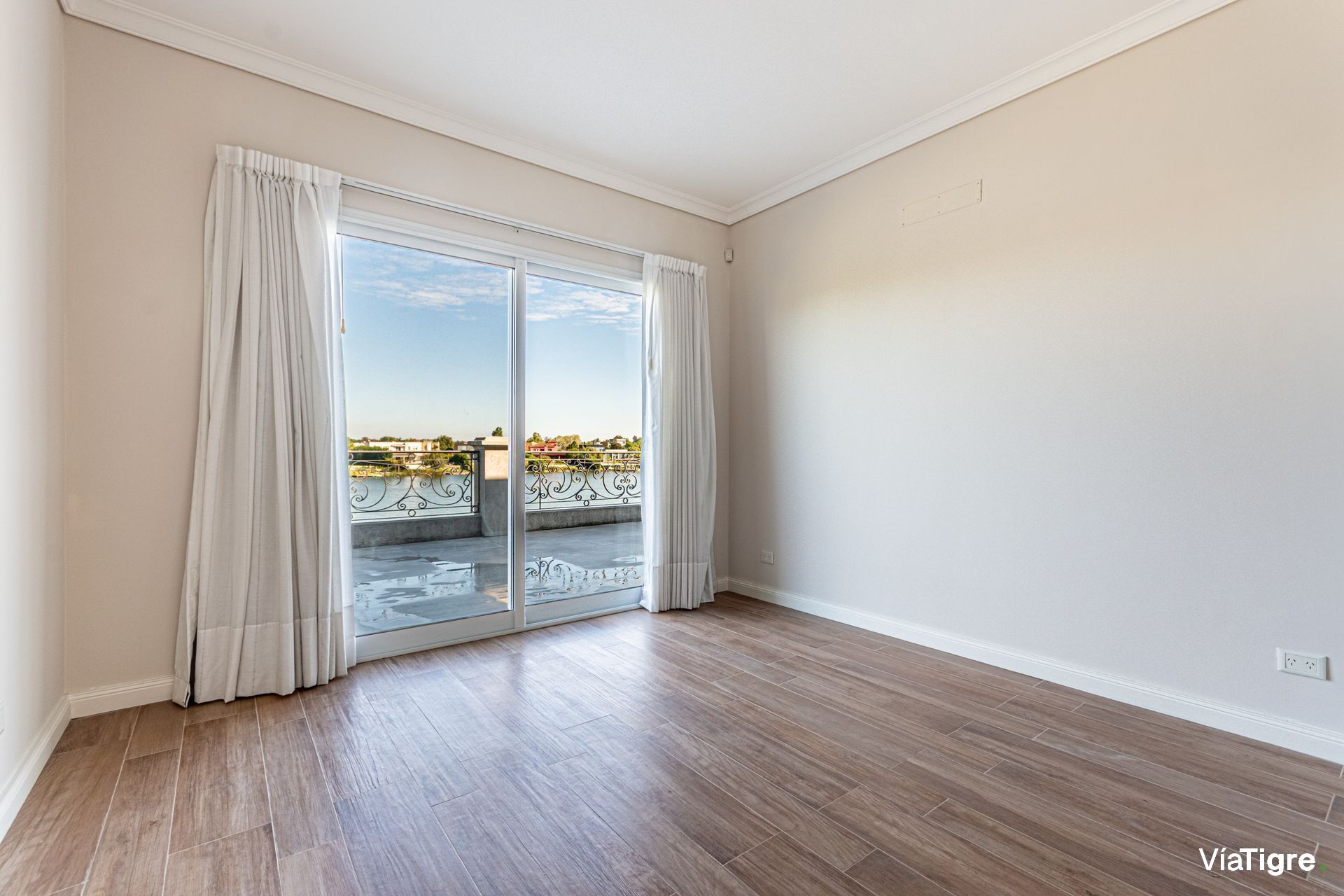 Venta Casa A La Laguna En San Benito Con Piscina