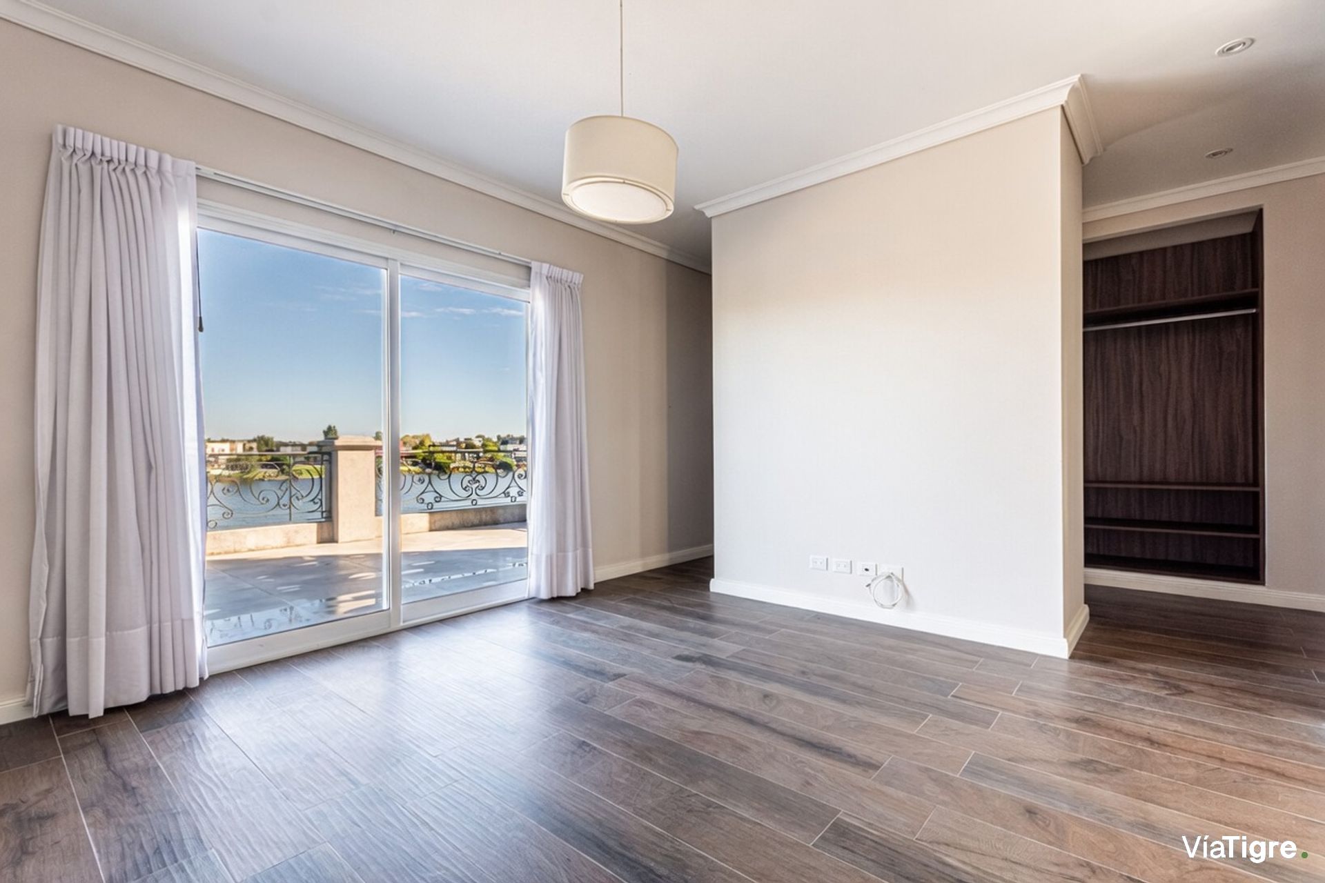 Venta Casa A La Laguna En San Benito Con Piscina