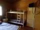 habitacion con cama matrimonial y cama superpuesta